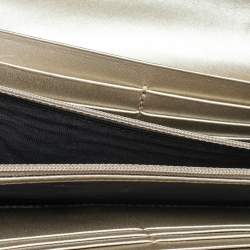 مملوكة مسبقًا محفظة غوتشي كونتينينتال جلد مايكروغوتشيسيما ذهبي بفيونكة وقلاب