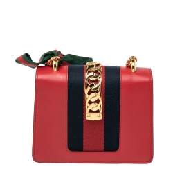 مملوكة مسبقًا حقيبة كروس غوتشي ويب ميني سيلفي جلد أحمر صغيرة بسلسلة