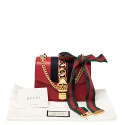 مملوكة مسبقًا حقيبة كروس غوتشي ويب ميني سيلفي جلد أحمر صغيرة بسلسلة