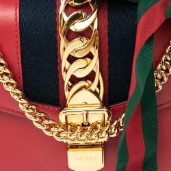 مملوكة مسبقًا حقيبة كروس غوتشي ويب ميني سيلفي جلد أحمر صغيرة بسلسلة