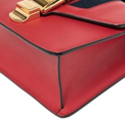 مملوكة مسبقًا حقيبة كروس غوتشي ويب ميني سيلفي جلد أحمر صغيرة بسلسلة