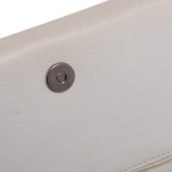 مملوكة مسبقًا Gucci White Leather Studded Long Clutch