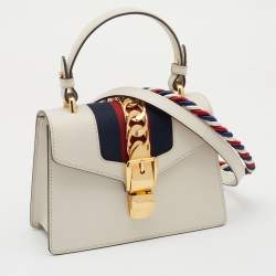 مملوكة مسبقًا Gucci Off White Leather Mini Web Chain Sylvie Top Handle Bag