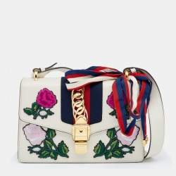 مملوكة مسبقًا حقيبة كتف غوتشي سيلفي جلد أوف وايت صغيرة