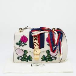 مملوكة مسبقًا حقيبة كتف غوتشي سيلفي جلد أوف وايت صغيرة