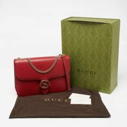 مملوكة مسبقًا حقيبة كروس غوتشي دولار جلد حمراء بسلسلة وشعار جي متشابك
