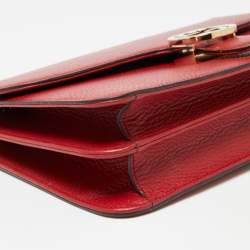 مملوكة مسبقًا حقيبة كروس غوتشي دولار جلد حمراء بسلسلة وشعار جي متشابك