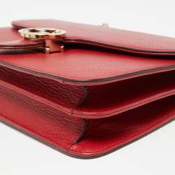 مملوكة مسبقًا حقيبة كروس غوتشي دولار جلد حمراء بسلسلة وشعار جي متشابك