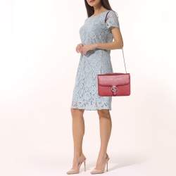 مملوكة مسبقًا حقيبة كروس غوتشي دولار جلد حمراء بسلسلة وشعار جي متشابك