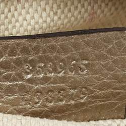 Pre Owned حقيبة كروس غوتشي ميني سوهو ديسكو جلد ميتالك بيج بسلسلة