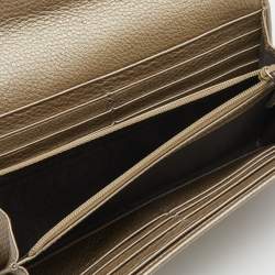 مملوكة مسبقًا محفظة كونتيننتال غوتشي سوهو جلد بيج ميتالك بقلاب 