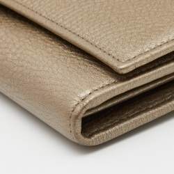 مملوكة مسبقًا محفظة كونتيننتال غوتشي سوهو جلد بيج ميتالك بقلاب 