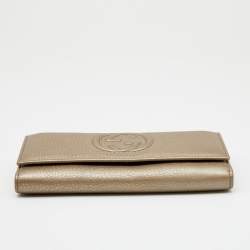 مملوكة مسبقًا محفظة كونتيننتال غوتشي سوهو جلد بيج ميتالك بقلاب 