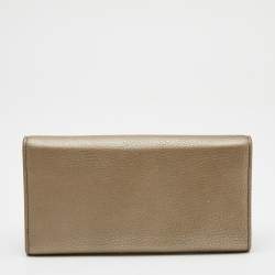 مملوكة مسبقًا محفظة كونتيننتال غوتشي سوهو جلد بيج ميتالك بقلاب 