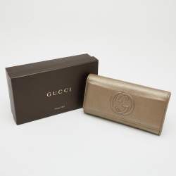 مملوكة مسبقًا محفظة كونتيننتال غوتشي سوهو جلد بيج ميتالك بقلاب 