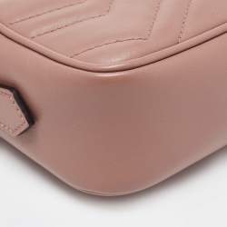 مملوكة مسبقًا حقيبة كاميرا غوتشي جي جي مارمونت جلد بيج مبطن صغيرة