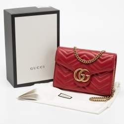 مملوكة مسبقًا محفظة بسلسلة غوتشي جي جي مارمونت جلد ماتيلاس أحمر