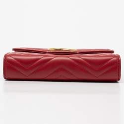 مملوكة مسبقًا محفظة بسلسلة غوتشي جي جي مارمونت جلد ماتيلاس أحمر