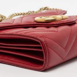 مملوكة مسبقًا محفظة بسلسلة غوتشي جي جي مارمونت جلد ماتيلاس أحمر