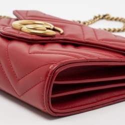 مملوكة مسبقًا محفظة بسلسلة غوتشي جي جي مارمونت جلد ماتيلاس أحمر