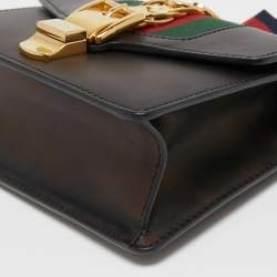 Pre Owned حقيبة كتف غوتشي ميني سيلفي ويب جلد أسود بسلسلة صغيرة 