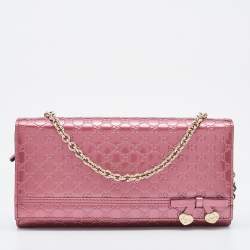 مملوكة مسبقًا Gucci Pink Microguccissima Patent Leather Long Wallet on Chain