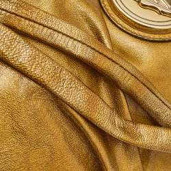 مملوكة مسبقًا Gucci Metallic Gold Patent Leather Large Hysteria Clutch