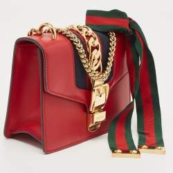 مملوكة مسبقًا Gucci Red Leather Mini Web Chain Sylvie Crossbody Bag