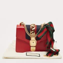 مملوكة مسبقًا Gucci Red Leather Mini Web Chain Sylvie Crossbody Bag