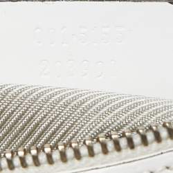 Pre Owned Gucci White Microguccissima Leather Zip Baguette Bag