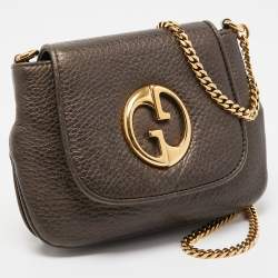 مملوكة مسبقًا حقيبة كروس غوتشي 1973 بسلسلة جلد أخضر داكن صغيرة