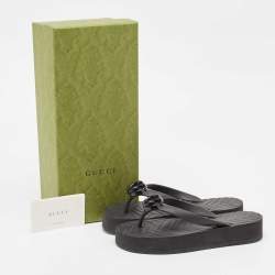 مملوكة مسبقًا Gucci Black Chevron Rubber GG Thong Sandals Size 35