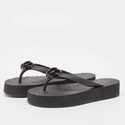 مملوكة مسبقًا Gucci Black Chevron Rubber GG Thong Sandals Size 35