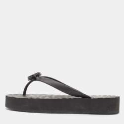 مملوكة مسبقًا Gucci Black Chevron Rubber GG Thong Sandals Size 35