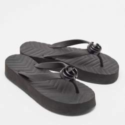 مملوكة مسبقًا Gucci Black Chevron Rubber GG Thong Sandals Size 35