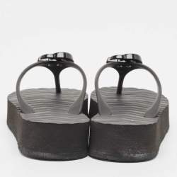 مملوكة مسبقًا Gucci Black Chevron Rubber GG Thong Sandals Size 35