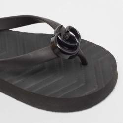 مملوكة مسبقًا Gucci Black Chevron Rubber GG Thong Sandals Size 35