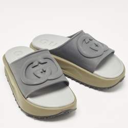 مملوكة مسبقًا Gucci Grey Rubber GG Flat Sandals Size 39