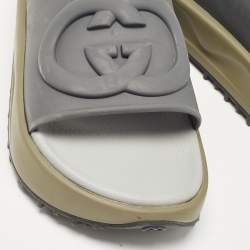 مملوكة مسبقًا Gucci Grey Rubber GG Flat Sandals Size 39
