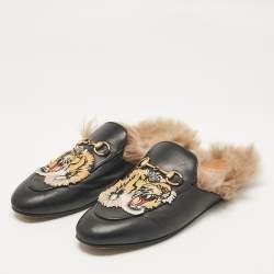 مملوكة مسبقًا Gucci Black Leather and Fur Tiger Embroidered Princetown Mules Size 39