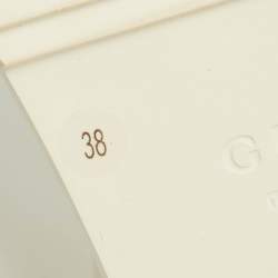 مملوكة مسبقًا Gucci Off White Rubber Mini Double G Logo Dusty Ankle Strap Flat Sandals Size 38