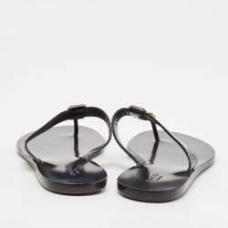 مملوكة مسبقًا Gucci Black Microguccissima Patent Leather Interlocking G Thong Flats Size 38.5