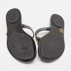 مملوكة مسبقًا Gucci Black Microguccissima Patent Leather Interlocking G Thong Flats Size 38.5