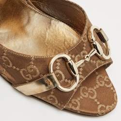 مملوكة مسبقًا صندل غوتشي قماش GG سوبرين ذهبي بتفصيل حدوة الحصان مقدمة مفتوحة مقاس 39