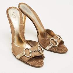 مملوكة مسبقًا صندل غوتشي قماش GG سوبرين ذهبي بتفصيل حدوة الحصان مقدمة مفتوحة مقاس 39