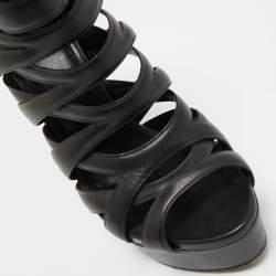 مملوكة مسبقًا صندل غوتشي ليفورد قفصي نعل سميك جلد أسود مقاس 39