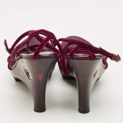 مملوكة مسبقًا Gucci Burgundy Velvet Ankle Strap Wedge Sandals Size 38