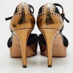 مملوكة مسبقًا Gucci Black/Gold Suede and Patent Leather Ankle Strap Platform Pumps Size 40