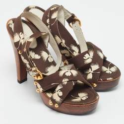 مملوكة مسبقًا صندل غوتشي برباط حول الكاحل نقشة زهور بني كانفس منصة خشبية مقاس 37