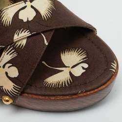 مملوكة مسبقًا صندل غوتشي برباط حول الكاحل نقشة زهور بني كانفس منصة خشبية مقاس 37